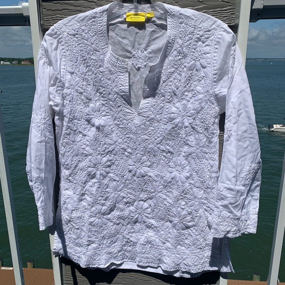 Women’s White Long Sleeve Tee with Elegant Embroidery
